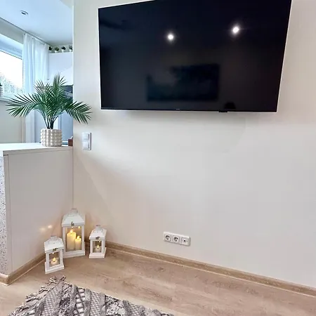 Stella's Airport - Near Airport And Bus Station - Near Tram, Bus And Train Stops - Free Wifi, Parking And Netflix - Bath - New Renovation *