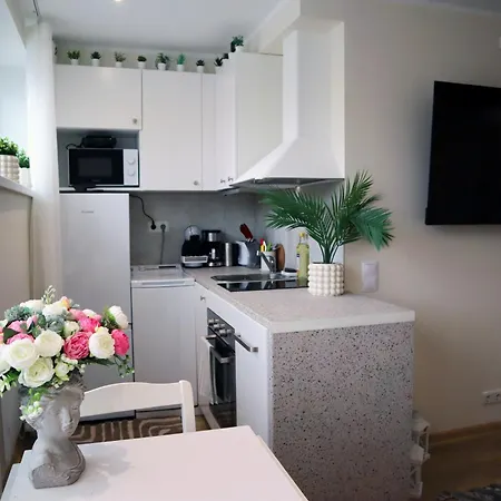 Stella's Airport - Near Airport And Bus Station - Near Tram, Bus And Train Stops - Free Wifi, Parking And Netflix - Bath - New Renovation Апартаменты *