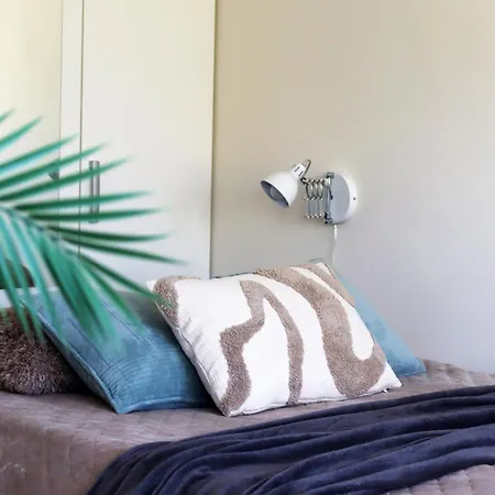 Stella's Airport - Near Airport And Bus Station - Near Tram, Bus And Train Stops - Free Wifi, Parking And Netflix - Bath - New Renovation Lägenhet *