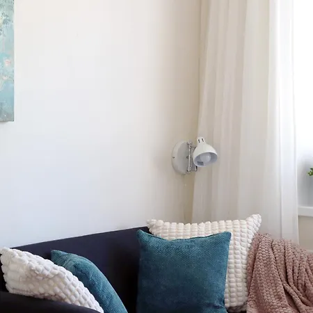 Stella's Airport - Near Airport And Bus Station - Near Tram, Bus And Train Stops - Free Wifi, Parking And Netflix - Bath - New Renovation Апартаменты