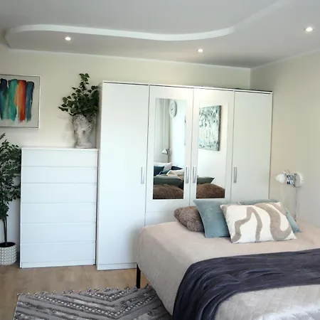 Stella's Airport - Near Airport And Bus Station - Near Tram, Bus And Train Stops - Free Wifi, Parking And Netflix - Bath - New Renovation Lägenhet *