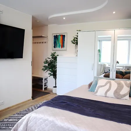 Апартаменты Stella's Airport - Near Airport And Bus Station - Near Tram, Bus And Train Stops - Free Wifi, Parking And Netflix - Bath - New Renovation