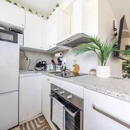 Апартаменты Stella's Airport - Near Airport And Bus Station - Near Tram, Bus And Train Stops - Free Wifi, Parking And Netflix - Bath - New Renovation