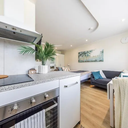 Stella's Airport - Near Airport And Bus Station - Near Tram, Bus And Train Stops - Free Wifi, Parking And Netflix - Bath - New Renovation Апартаменты Таллин