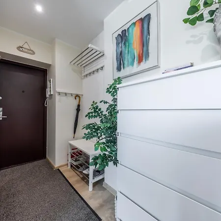 Stella's Airport - Near Airport And Bus Station - Near Tram, Bus And Train Stops - Free Wifi, Parking And Netflix - Bath - New Renovation *